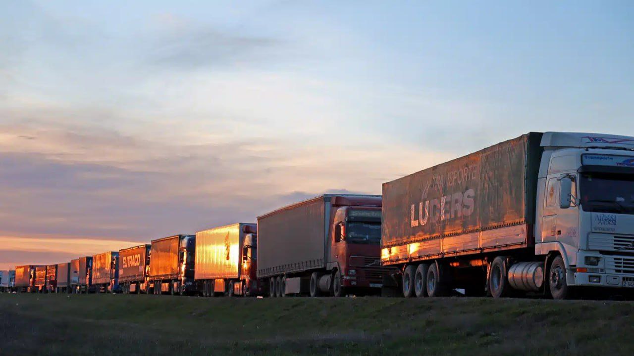 Президент Казахстана распорядился запустить систему Smart Cargo до конца октября Президент Казахстана Касым Жомарт Токаев поручил профильным ведомствам принять меры для повышения конкурентоспособности и увеличения объёма грузоперевозок разработать до конца 2025 года новую тарифную политику на перевозки с учетом всех видов транспорта развивать контейнерные грузоперевозки их доля сейчас составляет 7 от общего объема ускорить внедрение цифровой платформы управления перевозками с применением ИИ запустить единую цифровую систему таможенных и логистических услуг Smart Cargo до конца октября 2025 года улучшить качество оказания услуг для автоперевозчиков на границе Читайте также Узбекистан обновил тарифы для зарубежных машин с тяжеловесными и крупногабаритными грузами Logistan info Логистика Экономика