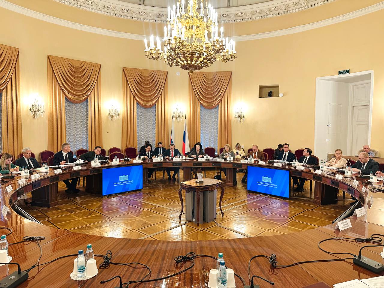 Комитет по охране здоровья одобрил поправки о порядке применения клинических рекомендаций Сегодня в ходе заседания члены Комитета по охране здоровья единогласно поддержали Правительственные поправки в подготовленный ко II чтению Федеральный закон «О биологической безопасности», которые касались определения регламента применения клинических рекомендаций. Клинические рекомендации — документы, содержащие основанную на научных доказательствах структурированную информацию по вопросам профилактики, диагностики, лечения и реабилитации, в том числе протоколы ведения пациента, варианты медицинского вмешательства и описание последовательности действий медицинского работника с учетом течения заболевания, наличия осложнений и сопутствующих заболеваний, иных факторов, влияющих на результаты оказания медицинской помощи. Новая редакция Федерального закона с учетом поправок будет вносить изменения сразу в законы «О биологической безопасности» и «Об основах охраны здоровья граждан в Российской Федерации». Согласно поправкам в Федеральный закон №323 «Об основах охраны здоровья граждан в Российской Федерации», клинические рекомендации теперь получат ясный правовой статус, они будут применяться по особому Порядку и не являться обязательными для исполнения. Уточняется, что Минздрав будет наделен полномочием по установлению такого Порядка. В ходе заседания депутаты ознакомились с Порядком применения клинических рекомендаций, подготовленным и представленным Минздравом. Комитет по охране здоровья надеется, что данный подзаконный нормативно-правовой акт претерпит необходимые корректировки к моменту принятия Федерального закона. Уверены, что четкое определение применения клинических рекомендаций — это важный шаг для профессионального сообщества и пациентов, который будет способствовать повышению качества и доступности оказания медпомощи. #КомитетПоОхранеЗдоровья #ГосударственнаяДума #Заседаниекомитета #КлиническиеРекомендации