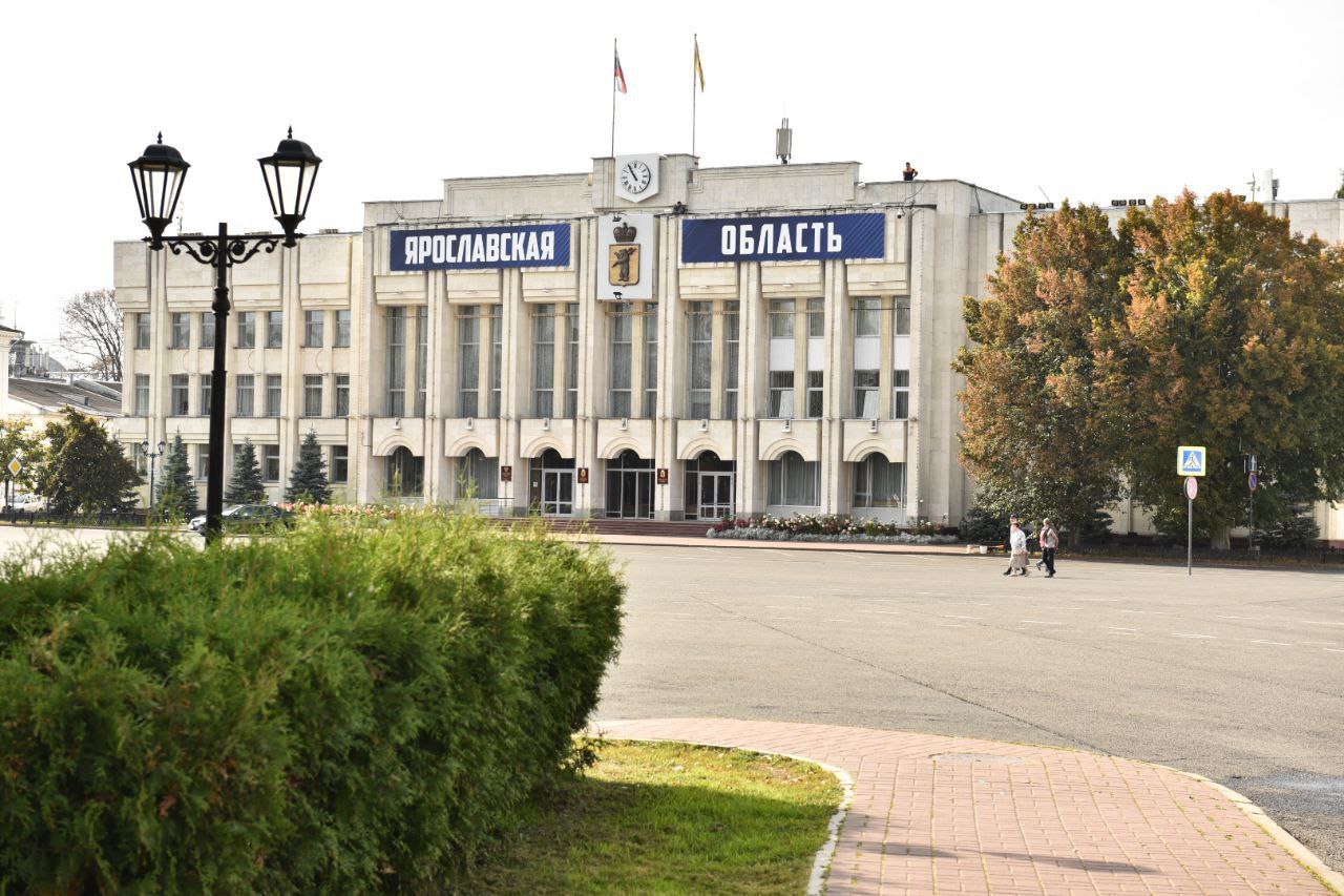 Ярославская область получит 58 миллиардов рублей из федерального бюджета в ближайшие три года Объем поступлений на шесть миллиардов больше чем было предусмотрено ранее на период 2025 2027 годов Эти средства позволят реализовать ключевые проекты развития региона Значительная часть финансирования направлена на транспортную инфраструктуру Продолжится строительство моста через Волгу в Ярославле на которое предусмотрено 4 миллиарда рублей Международный аэропорт Золотое кольцо получит более 600 миллионов на начало работ по реконструкции взлетно посадочной полосы В социальной сфере сохраняем все обязательства перед жителями В системе образования 11 миллиардов рублей направим на строительство новой школы в Красном Бору капремонты и оснащение учебных заведений горячее питание для детей Здравоохранение получит 7 миллиардов на модернизацию медучреждений закупку оборудования и льготные лекарства Социальная поддержка включает помощь льготникам по ЖКУ выплаты на детей и поддержку пожилых граждан Особое внимание уделяем культуре Сфера получит значительные средства 4 миллиарда рублей Они пойдут на реконструкцию церквей Иоанна Предтечи в Толчкове и Петра и Павла в Ярославле строительство школ искусств в Дзержинском районе поселке Некрасовское и Большом Селе Запланирован капитальный ремонт учреждений культуры ДК и библиотек музеев и театров Развиваем туризм планируем создать 870 новых номеров в кемпингах и глэмпингах реконструировать дороги к туробъектам Проект бюджета поступит в Ярославскую областную Думу 1 ноября для рассмотрения