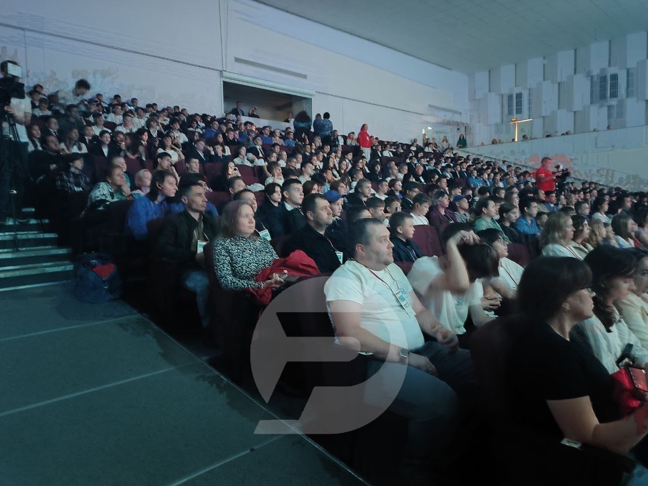 Всероссийский чемпионат по беспилотным технологиям Соколиная охота официально стартовал 250 юных инженеров и конструкторов из 22 регионов России от Алтая до Санкт Петербурга собрались в Ульяновске чтобы доказать свое мастерство в управлении дронами и автономными платформами Ульяновск представят 42 команды это воспитанники детских технопарков Кванториум и ИТ куб ученики разных кружков и школ а также команда Ульяновского механического завода Репортер 73 Поддержать бустом