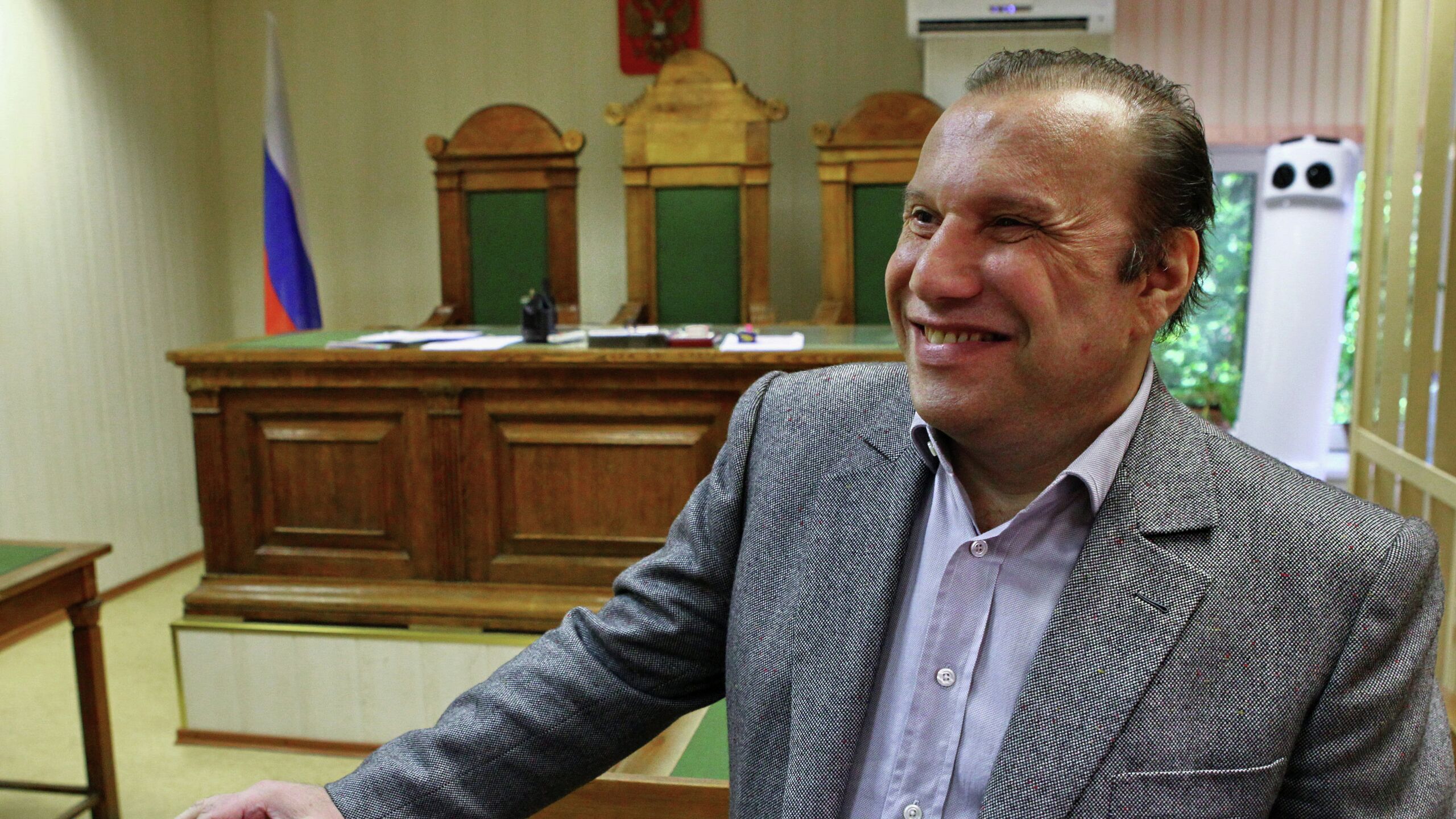 Бизнесмен Виктор Батурин брат вдовы экс мэра Москвы Юрия Лужкова Елены Батуриной вышел из колонии на свободу сообщил РИА Новости его адвокат Игорь Шабанов На днях он вышел на свободу из колонии сказал собеседник агентства Батурин в 1999 2005 годах был первым вице президентом ЗАО Интеко В 2006 году Елена Батурина которой тогда принадлежало ЗАО объявила что ее брат оставил пост вице президента компании и не имеет права ее представлять В 2013 году Гагаринский районный суд Москвы приговорил Батурина к семи годам колонии общего режима и штрафу в размере 700 тысяч рублей Он был признан виновным в мошенничестве с векселями компании Интеко Батурин отбывал наказание в Калмыкии В январе 2016 года Верховный суд Калмыкии смягчил не отбытую Батуриным часть наказания и заменил ее штрафом в 300 тысяч рублей после чего он освободился из колонии