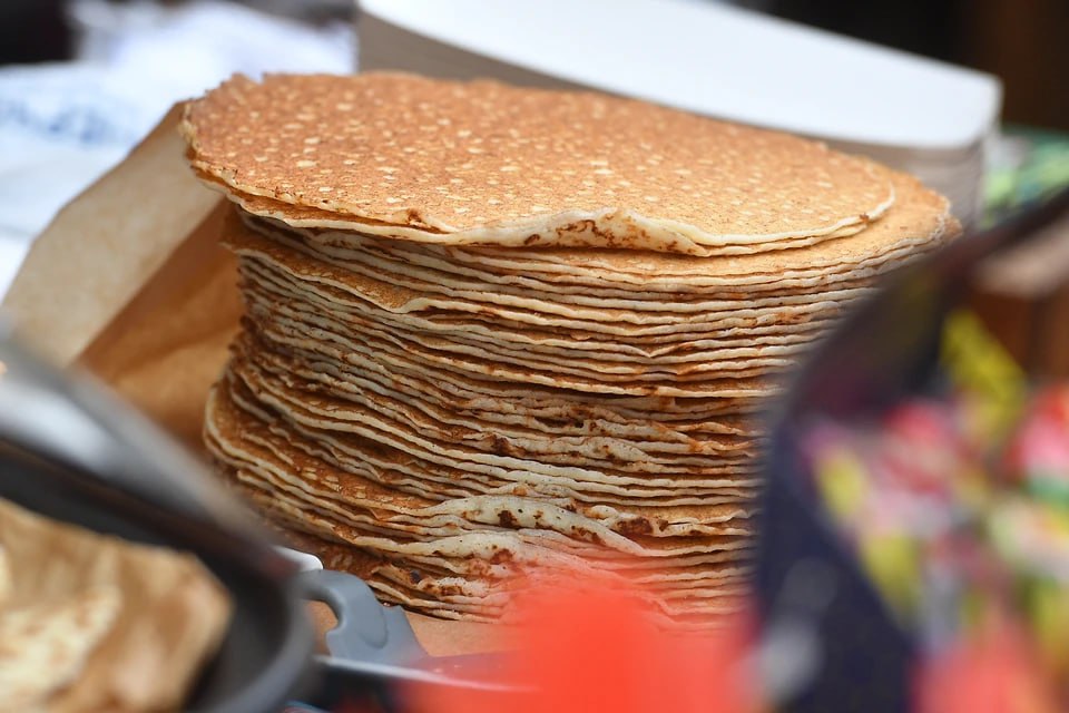 Студентка из Петербурга испекла 173 идеальных блина за час и установила мировой рекорд 19 летняя Александра Рогова учащаяся кулинарного колледжа поставила рекорд в свой день рождения он совпал с началом Масленицы Засчитывались только безупречные блины диаметром от 20 см процесс фиксировали независимые наблюдатели Для результата понадобились 30 яиц 4 литра молока 4 литра воды и почти 3 кг муки Все 7 5 кг выпечки Александра передала благотворительной организации Ночлежка