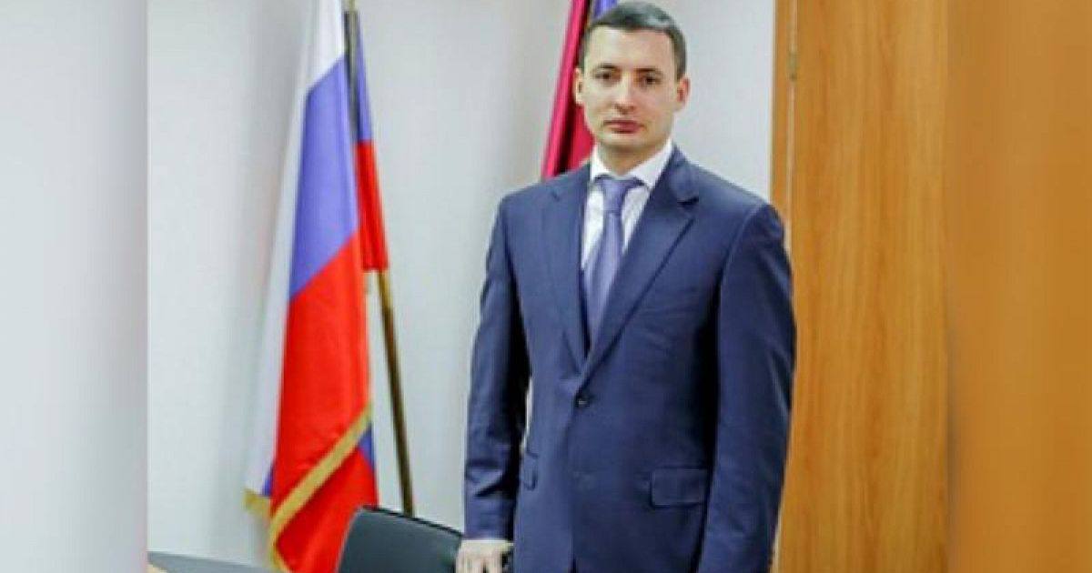 Стало известно за что уволили Максима Бондаренко Основанием для увольнения главы Приморско Ахтарского округа стало заявление губернатора о потере доверия сообщили в прокуратуре Краснодарского края Бондаренко как выяснилось во время проверки предоставлял недостоверные сведения о доходах и имуществе а также не принимал мер по урегулированию конфликта интересов при распределении земельного участка Нарушения были квалифицированы как коррупционные после чего совет Приморско Ахтарского округа сегодня удовлетворил требование губернатора 20 января у Бондаренко прошли обыски в связи с нарушениями при строительстве социального объекта по нацпроекту Демография стоимостью около 2 млрд рублей Максим Бондаренко возглавлял Приморско Ахтарский район с декабря 2017 года В ноябре 2024 года после преобразования района в муниципальный округ он единогласно избран его главой Будет уголовка как думаете Подпишись на наш канал в Telegram MAX