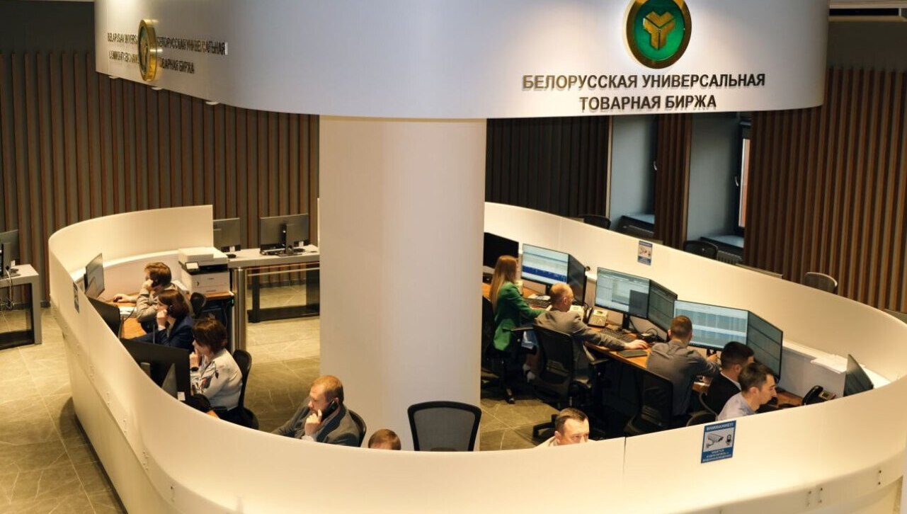 Как изменилась структура биржевого экспорта и импорта Беларуси и России в 2025 году  В январе-июле 2025 года сделки по покупке и продаже товаров на белорусской биржевой площадке заключали компании из 60 регионов России. Это на 12 регионов больше, чем за такой же период 2024-го.   Аккредитация на Белорусской универсальной товарной бирже 405 новых резидентов России, поспособствовало увеличению биржевого товарооборота с Россией на 26% в январе-июле, до $634 млн.  Подробности здесь  #myfin_news