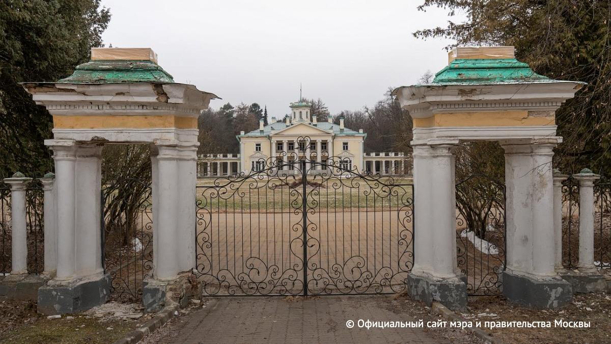 Десять объектов культурного наследия приведут в порядок в усадьбе Валуево, сообщил в своем Telegram-канале мэр Москвы Сергей Собянин.  Специалисты завершили противоаварийные работы в водонапорной башне XIX века.     / Москва