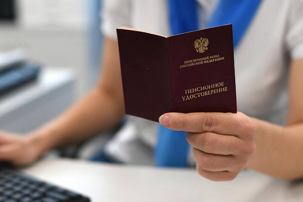 Недостаток стажа и баллов, выезд за границу: юрист назвал причины отказа в выплате пенсии в России Управляющий партнер юридической компании «Русяев и партнеры», Илья Русяев, прокомментировал ситуацию, при которой определенные категории граждан в Российской Федерации могут лишиться возможности получать страховую пенсию. В России определенные категории граждан рискуют остаться без страховой пенсии, пояснил юрист Илья Русяев. Право на пенсионное обеспечение закреплено федеральным законодательством и требует соответствия ряду критериев, включая достижение определенного возраста, наличие необходимого стажа и достаточного количества пенсионных коэффициентов. В 2025 году продолжится повышение пенсионного возраста, и без страховой пенсии могут остаться граждане, не накопившие 15 лет стажа и 30 пенсионных баллов. В таких случаях может быть назначена социальная пенсия, выплачиваемая мужчинам с 70 лет и женщинам с 65, при условии проживания в России. Также выплата пенсии прекращается при выезде на ПМЖ за границу, если это не предусмотрено международными соглашениями. Основания для отказа в пенсии четко регламентированы законом.