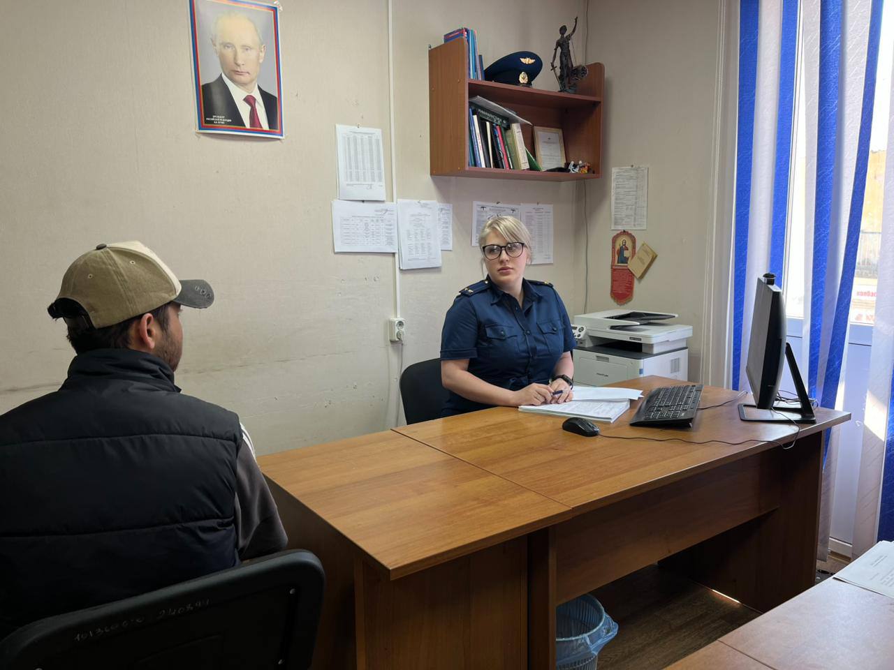 В Приморье сотрудники Госавтоинспекции задержали подозреваемых в сбыте героина Сотрудниками Госавтоинспекции МО МВД России «Большекаменский» при проверке документов был остановлен автомобиль марки LEXUS, в нем находились двое иностранных граждан. В ходе проверочных мероприятий было установлено, что мужчины имеют отношения к незаконному сбыту наркотических средств как на территории обслуживания МО МВД России «Большекаменский», так и в других муниципалитах Приморского края. Оперативным путем была установлена личность еще одной участницы группы, действующей совместно с иностранными гражданами. Сообщницей оказалась россиянка - жительница города Артема Приморского края. В ходе оперативных мероприятий, проведенных сотрудниками отделения по контролю за оборотом наркотиков МО МВД России «Большекаменский», в жилище девушки было обнаружено 20 свертков с веществом, которое, согласно заключению эксперта, является наркотическим средством «героин» массой 7,16 грамма. Полицейские установили места оборудования тайников-закладок на территории Большого Камня, где обнаружили и изъяли 5 свёртков с героином массой 1,83 грамма. В рамках работы с подозреваемыми была получена информация о местонахождении тайников-закладок на территории города Фокино, где сотрудниками полиции были обнаружены и изъяты еще 38 свертков с наркотическим средством «героин», массой 14,28 грамма, оставленные фигурантами. Возбуждено уголовное дело по признакам состава преступления, предусмотренного п. «а» ч. 4 ст. 228.1 Уголовного Кодекса Российской Федерации. В отношении фигурантов избрана мера пресечения в виде заключения под стражу. Полиция Приморья