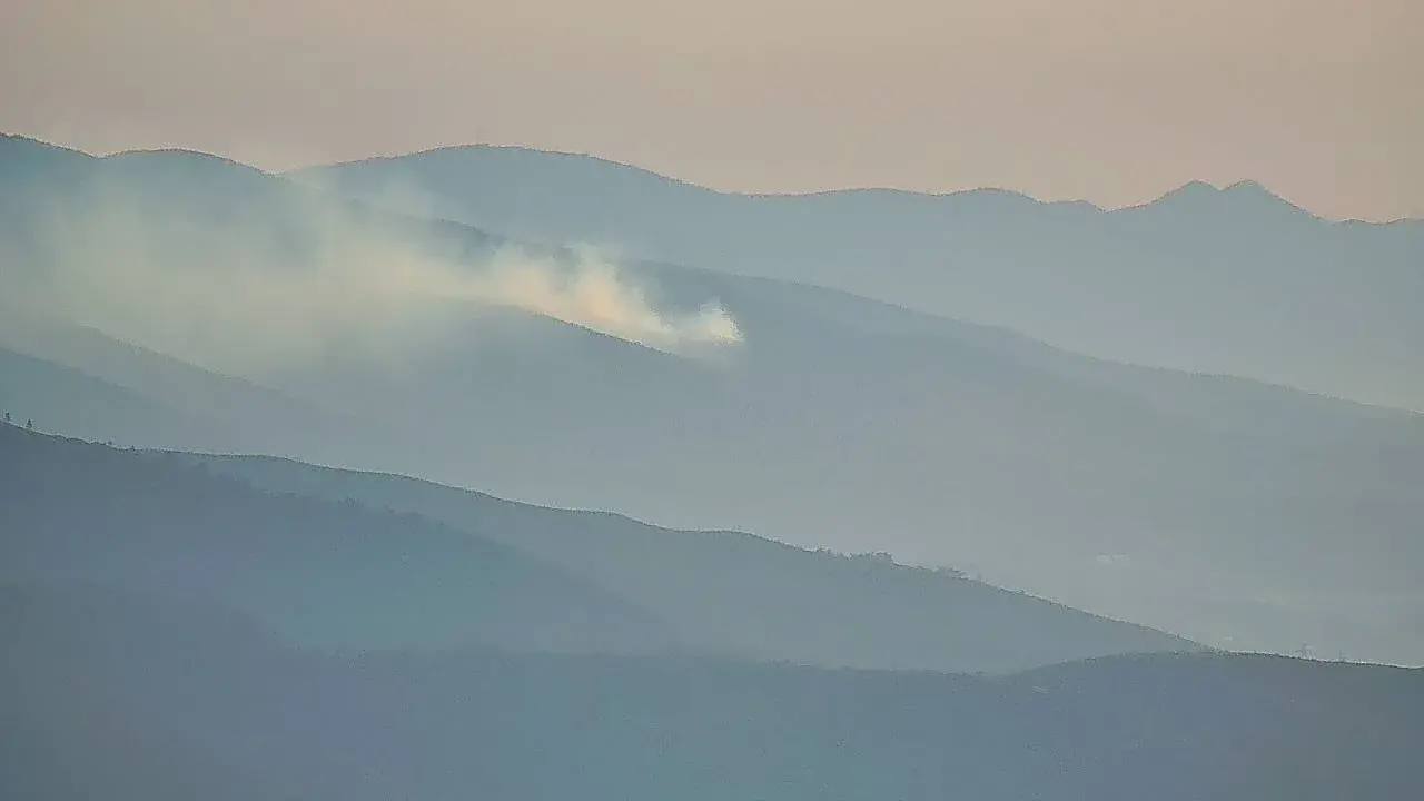 ЛЕСНОЕ ВОЗГОРАНИЕ В НОВОРОССИЙСКЕ Огнем пройдено 0 8 га В тушении участвуют 49 человек и 15 единиц техники Основные силы и средства задействованы ГБУ КК Краевой лесопожарный центр В тушении также участвуют МЧС добровольцы и администрация города Проводится комплекс мер для скорейшей локализации возгорания