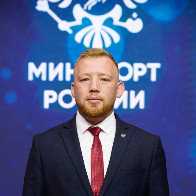 Кавалер ордена Мужества участник первого потока программы Время героев Роман Гришин назначен на должность директора Центра спортивной подготовки сборных команд России В мае прошлого года Роман стал одним из 83 участников первого потока программы Время героев инициированной Президентом России Владимиром Путиным и реализуемой Высшей школой государственного управления Президентской академии Комментируя свое назначение Роман Гришин выразил готовность включиться в работу с полной отдачей Работать на таком уровне большая гордость и ответственность Благодарен моему наставнику Михаилу Владимировичу Дегтяреву за оказанное доверие и поддержку Мне повезло работать в спортивной отрасли ведь это направление которым я увлекаюсь с детства Для меня большая честь иметь возможность вместе с командой развивать отечественный спорт ускоренными темпами Готов работать с полной отдачей чтобы наши спортсмены могли в очередной раз доказать что они лучшие и чувствовали поддержку всей страны Министр спорта России Михаил Дегтярев отметил большой потенциал и развитые управленческие навыки Романа Гришина В период учебы и практики в Минспорте летом прошлого года он проявил себя как целеустремленный и деловой человек с хорошими задатками руководителя В результате он получил назначение на должность замдиректора ФЦПСР по развитию инновационных видов спорта За минувший год он заметно усилил свои компетенции зарекомендовал себя как грамотный управленец и проявил стремление расти по карьерной лестнице Роман Сергеевич Гришин родился в Сердобске Пензенской области в 1991 году В 2013 году окончил Михайловскую военную артиллерийскую академию За выполнение боевых задач в зоне СВО в 2022 году награжден орденом Мужества а также медалью За отвагу в 2024 году Напомним ранее состоялось 50 назначений из числа участников первого потока обучения на программе времягероев вшгу ранхигс президентскаяакадемия