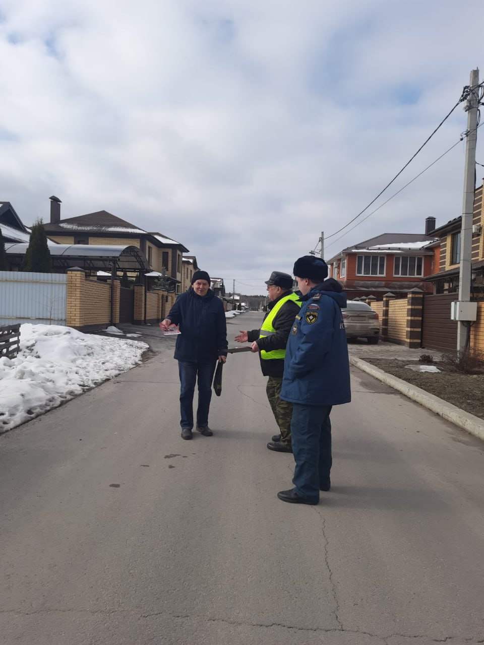 Безопасность прежде всего: в Заволжском районе продолжаются противопожарные рейды    Сотрудниками администрации Заволжского района, совместно с представителями  Управления гражданской защиты, пожарно-спасательным гарнизоном и добровольными пожарными напомнили заволжанам о правилах пожарной безопасности.   На улице Советской Армии посетили 4 многоквартирных дома, провели  24 профилактические беседы с охватом 39 человек и распространили 115 памяток на противопожарную тематику.   На улице Изумрудной в поселке Ленинский посетили 27 частных участков, провели 9 профилактических бесед с охватом 10 человек и распространили 45 листовок  Пожарная безопасность касается каждого! Соблюдая правила, вы сохраните свою жизнь и имущество. Обо всех происшествиях, нештатных ситуациях, возгораниях незамедлительно сообщайте в единую службу спасения в телефонном звонке или смс-сообщении по номеру «112»