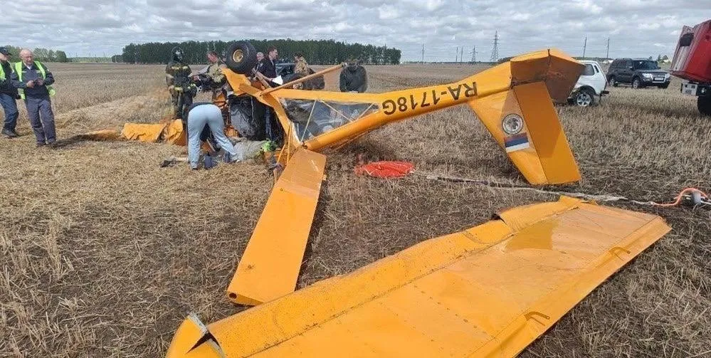 В Омской области разбился легкомоторный самолет Аэропракт 22 Об этом сообщила Западно Сибирская транспортная прокуратура Самолет сильно поврежден пожара на месте крушения нет пишет ТАСС Причины и обстоятельства события пока не известны Как пишут СМИ самолет разбился во время выполнения авиационных работ Этот же борт на выходных участвовал в авиашоу в честь Дня города Тогда малая авиация впервые выступала на празднике   Подпишитесь на Абзац в Максе