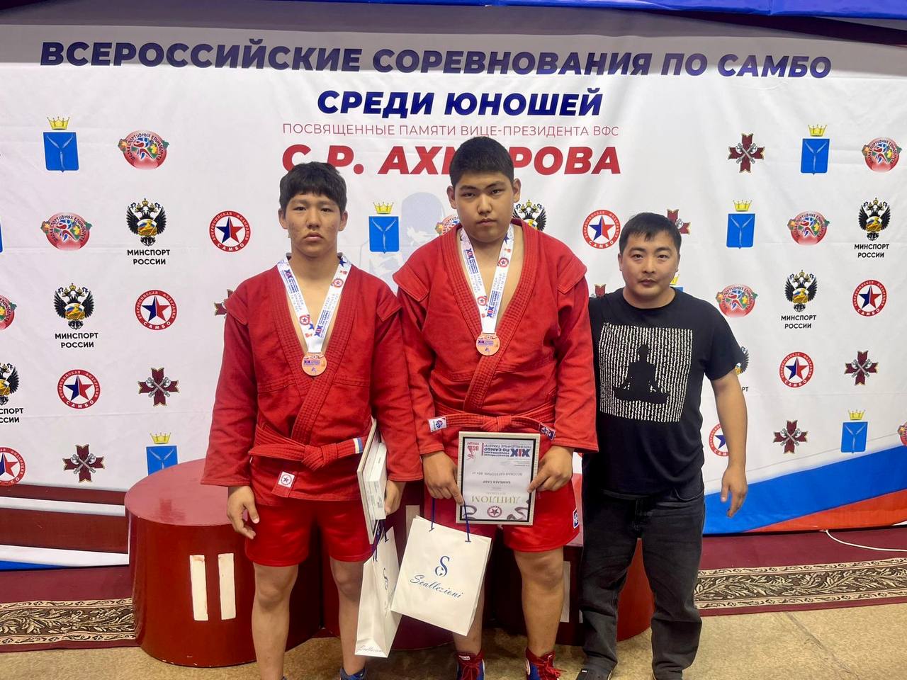 Калмыцкие самбисты участвуют в XIХ Всероссийском соревновании по самбо среди юношей 14-16 лет. Воспитанники Республиканской школы олимпийского резерва по борьбе им. Т.Л. Балдашинова завоевали две бронзовые медали. ЛариМантышев, весовая категория 71 кг, тренер Санжа Манжеев. Савр Бамбаев, весовая категория +88 кг. Тренер Санал Телеев. Традиционное соревнование посвящено памяти вице-президента Всероссийской федерации самбо Султана Ахмерова и 80-летию Победы в ВОВ. Матчи проходят в оздоровительном комплексе «Звёздный» города Саратова. Состязание объединило более 200 самбистов из 20 регионов России и Беларуси. Фото: БУ ДО РК "РСШОР по борьбе" им. Балдашинова Т.Л. Быть в курсе Прислать новость