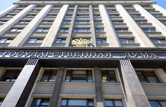 В Думе предложили особый порядок увольнения работников банков за ущерб клиентам  Документ № 970855-8 размещен в электронной базе данных парламента.  Поправка вносится в главу IV "Межбанковские отношения и обслуживание клиентов" закона о банковской деятельности.  "Наряду с основаниями расторжения трудового договора по инициативе работодателя, установленными трудовым законодательством, трудовой договор с работником кредитной организации может быть расторгнут за однократное грубое нарушение трудовых обязанностей, связанных с открытием и ведением банковских счетов  вкладов  и  или  кредитованием клиентов, которое повлекло причинение ущерба кредитной организации и  или  ее клиентам" - говорится в тексте проекта закона.
