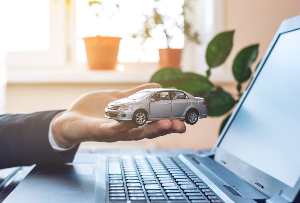 Минус 2 5 миллиона забайкалец лишился крупной суммы при покупке автомобиля через Интернет Житель Чернышевского округа 1976 года рождения стал жертвой мошеннической схемы при попытке приобрести автомобиль Хонда из другой страны Мужчина заинтересовался информацией о продаже автомобиля в Интернете и связался якобы с менеджером компании Цена автомобиля была ниже рыночной с левым положение руля что являлось главным фактором для приобретения После обсуждения условий сделки заявитель перевел на указанный счет предоплату Однако через некоторое время ему сообщили о необходимости оплаты пошлины и доставки транспортного средства после чего он совершил еще несколько платежей Таким образом забайкалец перевел 2 560 000 рублей После этого потерпевший осознал что общая сумма переводов начала превышать заявленную ранее стоимость автомобиля тогда он обратился в полицию Возбуждено уголовное дело Сотрудники полиции призывают граждан быть бдительными при покупках в Интернете Следует обращаться к проверенным компаниям оказывающим услуги по подбору и доставке автомобилей в Россию Перед заключением сделок и переводов денежных средств необходимо убедиться в порядочности продавца почитать отзывы других клиентов проверить компанию на легальность Подписывайтесь на наши страницы в Telegram MAX VK