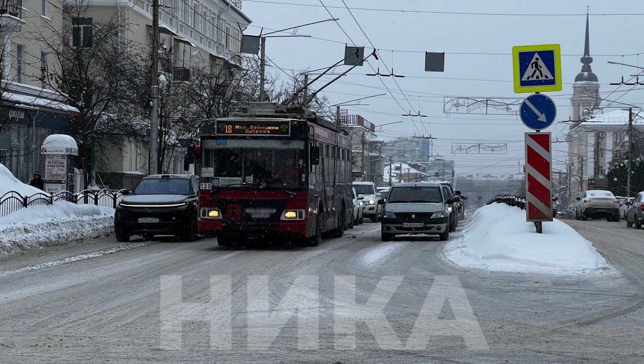 Общественный транспорт на Правобережье замерзает Очень морозное выдалось сегодня утро Специальные бригады в Калуге занимаются прогревом и подготовкой к выпуску машин Но часть из них могут замерзать прямо во время работы Их чинят и выпускают обратно на маршруты рассказали в Управлении калужского троллейбуса В центре Калуги обошлось без проблем а вот троллейбусы и автобусы на правом берегу замерзают сильнее По правобережному направлению из за замерзания систем сошло с линии 6 ТС два из них уже исправлены и возвращаются на маршруты Подписывайтесь на наш канал в Максе