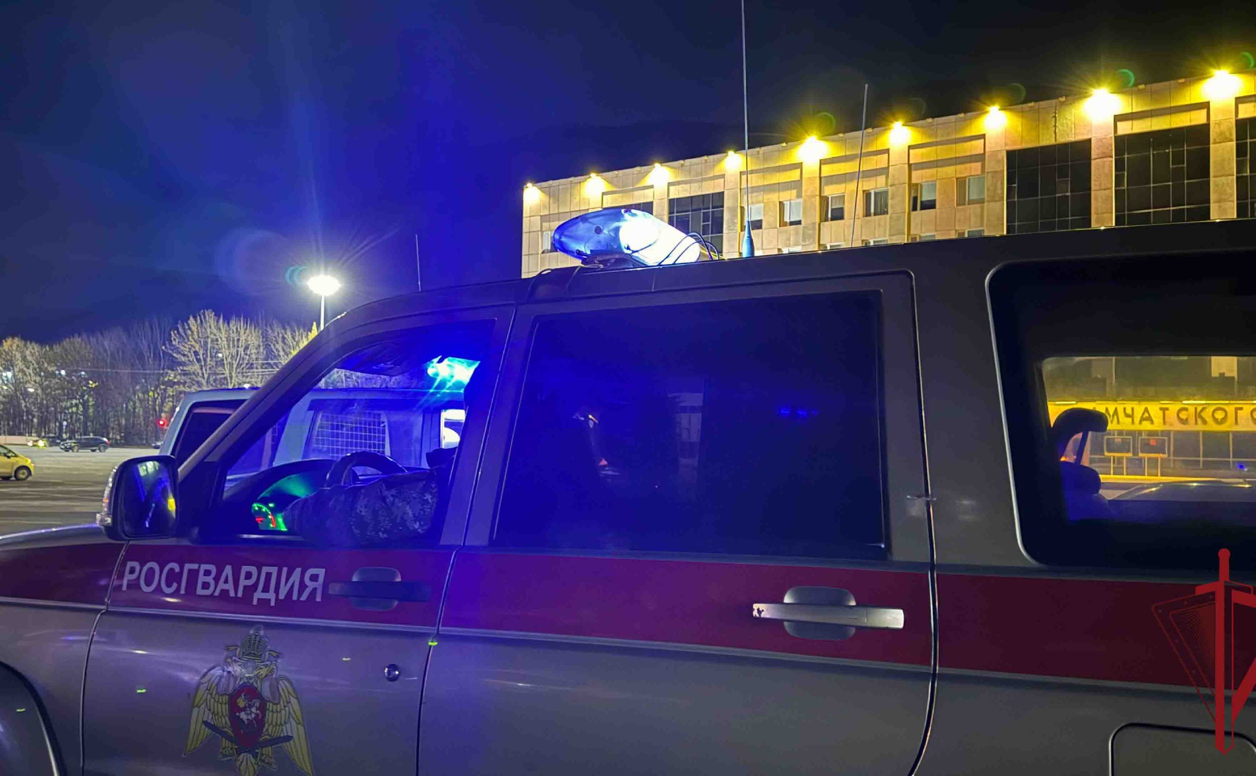 Мужчину скрывающегося от военного следствия обнаружили на Камчатке При задержании он оказал сопротивление Задержание произошло на улице Тушканова в Петропавловске Сотрудники вневедомственной охраны Росгвардии остановили проезжающий автомобиль Проверка личности водителя показала что он представляет интерес для правоохранительных органов и с сентября 2025 года находится в федеральном розыске передаёт ИА Камчатское время Подробности по ссылке   kamtime ru article 46f3817c d40b 48ca 8013 88f22f6efa52 Предложка МАХ