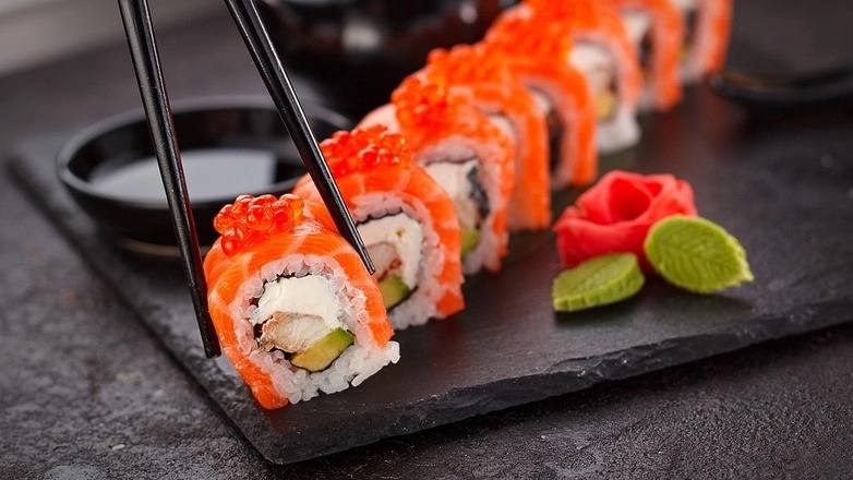 Оренбуржцы отравившиеся роллами от Вилки Нет отсудили компенсацию 250 тысяч рублей После отравления Роспотребнадзор нагрянул на кухню заведения Проведя расследование специалисты подтвердили что пищевое отравление было вызвано роллами Более того ранее специалисты выявили в кафе очаг инфекционной паразитарной болезни Его деятельность суд приостанавливал на 90 суток orengorodovoy теперь и в МАХ