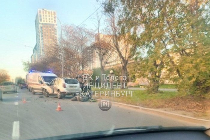 В Екатеринбурге образовалась огромная пробка из-за аварии с мотоциклистом  Сегодня утром, 3 октября, водители встали в огромную пробку на Комсомольской - с Базового переулка в направлении Калины. Движение было заблокировано из-за аварии, в которой столкнулись мотоциклист и Renault.