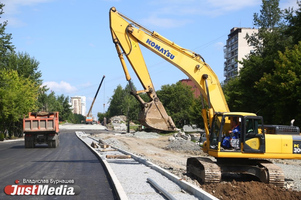 В Краснотурьинске планируется капремонт автодороги и тротуаров на Октябрьской улице Судя по тендеру на Госзакупках власти муниципального округа потратят на работы не больше 74 2 миллиона рублей За эти деньги на участке заменят асфальт на проезжей части и тротуарах канализационные люки и поребрики установят дорожные знаки ограждения обновят уличное освещение нанесут дорожную разметку а также посадят газон и деревья Капремонт пройдет в границах Комсомольской и улицы Металлургов от нежилого здания на Октябрьской 3 а до многоквартирного дома на Октябрьской 18 Работы необходимы так как на участке износились автомобильная дорога и тротуар а уличное освещение находится в неудовлетворительном состоянии В тендере говорится об этом и приводится длина участка 393 метра Благоустройство необходимо завершить к 19 ноября 2025 года а контракт закрыть к 30 декабря 2025 го justmediaru