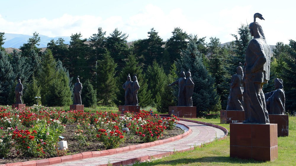 В Кыргызстане обсуждают новую столицу Манас стал третьим городом республиканского значения Манас в Кыргызстане получит статус республиканского значения со следующего года Об этом заявил заместитель председателя кабинета министров республики Камчыбек Ташиев Таким образом он станет третьим городом страны после Бишкека и Оша с этим статусом Манас станет одним из развитых городов страны Если будем достойны чтобы он стал столицей почему бы и нет Время покажет сказал Ташиев Ташиев также более детально прокомментировал возможность переноса столицы отметив что для этого необходимо подготовить городскую инфраструктуру и психологически подготовить население Южная служба новостей