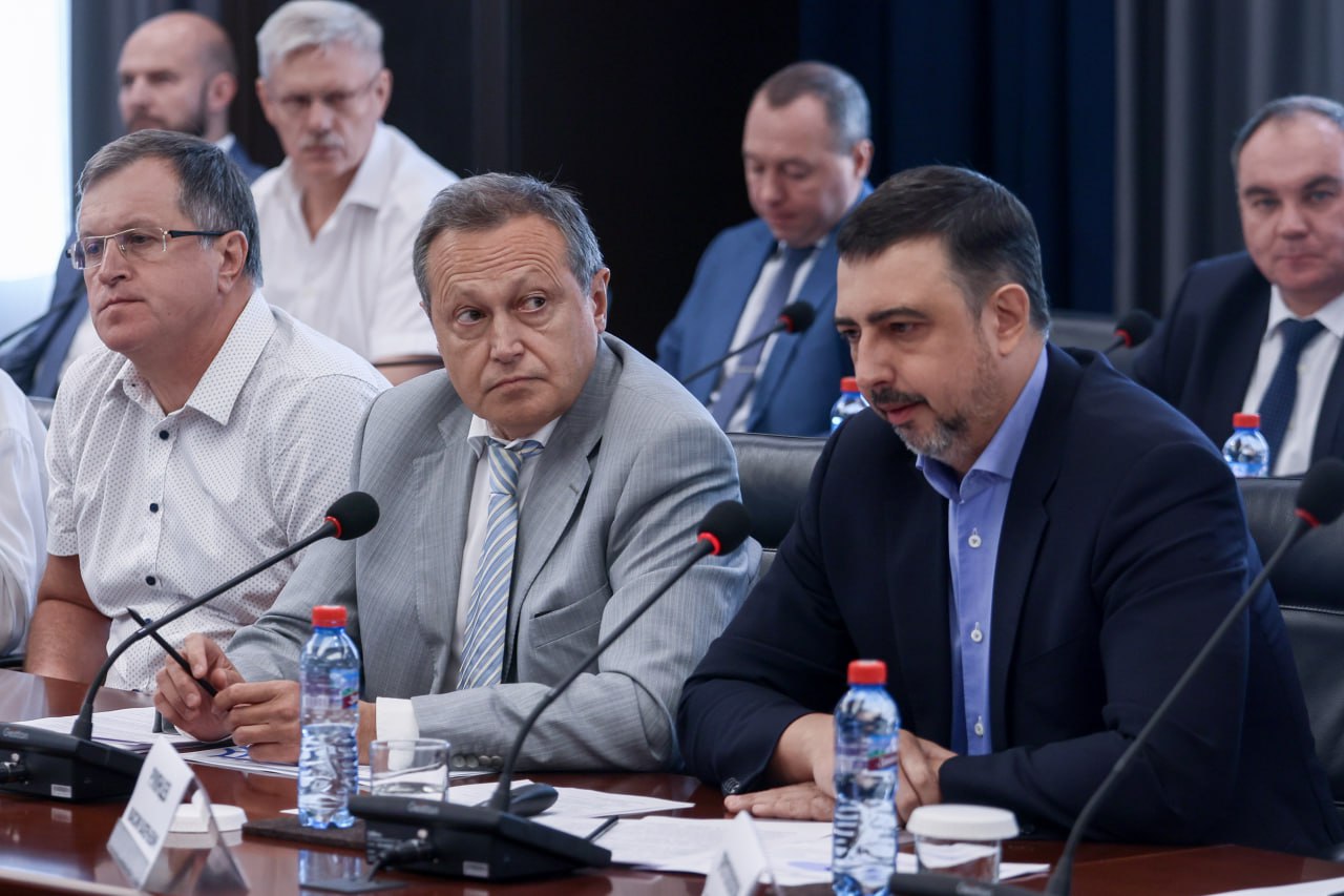 В СФУ прошёл Совет по науке и высшему образованию при Губернаторе Красноярского края Участники обсудили вопросы подготовки высококвалифицированных кадров в вузах региона для достижения технологического лидерства. Особое внимание было уделено созданию в регионе передовых инженерных школ на базе ведущих университетов — СФУ, Университета Решетнёва и ЗГУ им. Н.М. Федоровского. Максим Румянцев, и.о. ректора СФУ, отметил, что СФУ сейчас перестраивает свою модель обучения будущих инженеров. В её основе — инженер-конструктор мирового уровня, способный решать производственные задачи, работать с цифровыми технологиями, быстро осваивать новую технику. Университетом внедряется принцип ранней профессионализации студентов через участие в реальных проектах и производственных практиках, развивается индустриальная магистратура как формат практико-ориентированной подготовки.