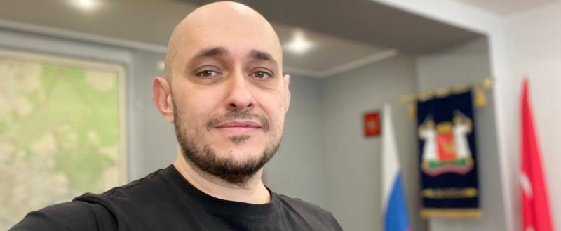 Юрий Сапожников покинул пост главы Вологды Глава Вологды попрощался с коллегами после 16 лет работы в местной администрации. Председатель Вологодской городской Думы Юрий Владимирович Сапожников уходит с поста, отметив в своих соцсетях, что годы работы пролетели как один день. «Вроде вчера только пришел из здрава в администрацию города - а уже время идти дальше. Принимая во внимание многообразные и сложные задачи, поставленные нашим губернатором Георгием Филимоновым, уверен, - точно будет интересно, и на пользу области, и моей дорогой Вологде. Друзья, земляки, соседи, - остаюсь на связи, контакты прежние. Обращайтесь по любым вопросам. Работаем», — говорится в его обращении. Тем самым Юрий Сапожников намекнул на то, какую должность займёт в ближайшее время. По данным СМИ, это может быть председатель или заместитель председателя областного Заксобрания. Юрий Владимирович по образованию – врач. Он окончил Ярославскую медицинскую академию. Начинал свою карьеру в качестве ординатора кафедры и врача-хирурга. С 2009 года стал работать в администрации Вологды. Там он занял пост начальника управления здравоохранения департамента гуманитарной политики. С 2012 года Юрий Сапожников замещал выборные должности в Вологодской городской Думе. В 2016 году он впервые занял пост главы города. В сентябре 2024 был переизбран на эту должность. Председатель этого законодательного органа Сергей Жестянников также ушел в отставку со своего поста и теперь трудится заместителем губернатора Вологодской области. Кто же возглавит Вологду и станет председателем городской Думы Вологды, пока не сообщается. P.S. В Вологде двуглавая администрация. Мэр города возглавляет городскую администрацию. Андрей Накрошаев занимает эту должность с 25 марта 2024 года. Глава города, с поста которого уходит Сапожников, возглавляет городскую Думу.