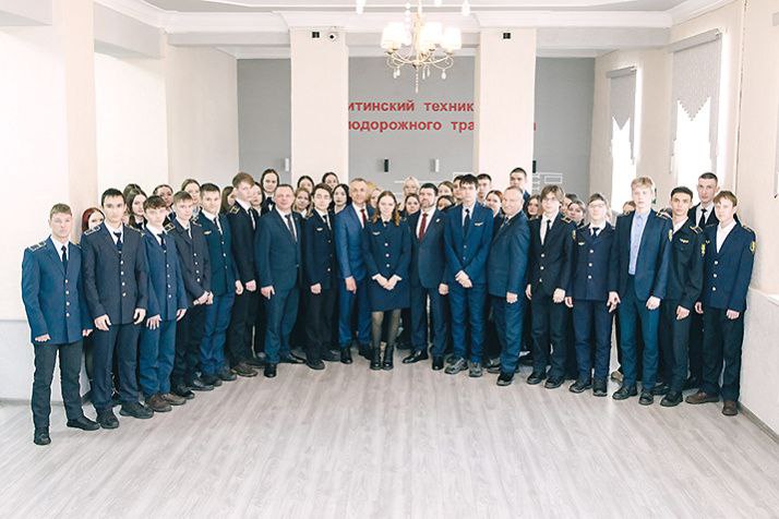 Открытый разговор В Читинском техникуме железнодорожного транспорта прошла встреча руководителей Забайкальской железной дороги и Иркутского государственного университета путей сообщения со студентами и преподавательским составом Мероприятие было приурочено ко Дню российского студенчества и прошло в праздничной атмосфере Начальник ЗабЖД Владимир Антонец и ректор ИрГУПСа Юрий Трофимов поблагодарили педагогов за плодотворный труд по подготовке кадров для предприятий дороги а будущим железнодорожникам пожелали успехов в учёбе и дальнейшем трудоустройстве Особо отличившиеся были отмечены наградами Уже завтра вы придёте в наш коллектив и поведёте вперёд не только локомотивы и железнодорожную отрасль вы поведёте вперёд большую страну Это непростая задача она потребует проявления лучших человеческих качеств максимального приложения полученных вами знаний и умений Я верю в вас и хочу чтобы вы помнили мы рядом и всегда поддержим словом и делом Поставленные цели даже самые смелые обязательно будут достигнуты обратился к студентам Владимир Антонец Юрий Трофимов в свою очередь выразил признательность начальнику ЗабЖД и руководству причастных служб и дирекций дороги за активное взаимодействие в деле освоения обучающимися практических навыков и трудоустройства выпускников за возможность пройти оплачиваемую практику и получить представление о работе на местах Студенты смогли пообщаться с будущим работодателем Большая часть вопросов заданных аудиторией касалась возможностей карьерного и профессионального роста молодых специалистов уровня заработной платы и социальных гарантий а также льгот для сотрудников магистрали