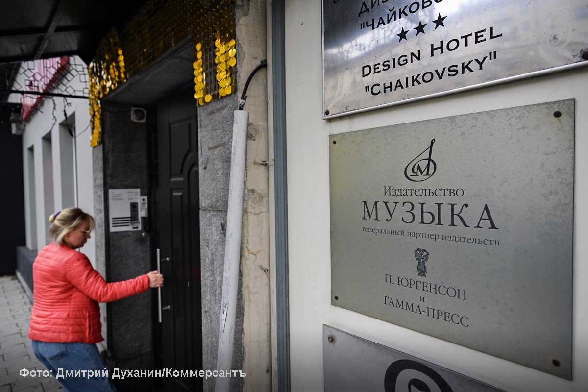 Генпрокуратура требует обратить в доход государства акции АО Издательство Музыка являющегося крупнейшим хранилищем нотных изданий следует из иска с которым ознакомился Ъ Антикоррупционный иск подготовленный по инициативе главы ведомства Игоря Краснова к экс гендиректору организации гражданину РФ и США Марку Зильберквиту подан в Перовский райсуд Москвы Как установил надзор будучи руководителем госпредприятия господин Зильберквит организовал фиктивный аукцион по продаже ценных бумаг принадлежащему ему АО Последнее стало собственником собрания нотных изданий которое было сформировано более чем за 100 лет работы издательства Сейчас государство вынуждено заключать с ним контракты на печать музыкальной литературы то есть платить за допуск к объектам культурного наследия РФ Подробнее в материале Ъ Ъузнал
