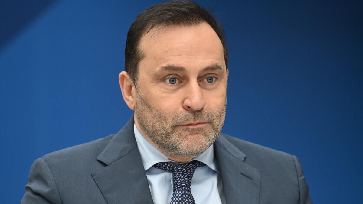 Депутат Госдумы РФ Свищев: «Темные силы Германии думали, что смогут не допустить наших спортсменов до участия в Универсиаде» «Хорошо, что наши ребята всё‑таки смогут поехать и принять участие в соревнованиях, это важно для них. Да и вообще принципиальные для всего российского спорта соревнования. Важно, что министерство спорта и Олимпийский комитет смогли справится с этой задачей, хоть и были препятствия с выдачей виз. Но нужно понимать, что прямая обязанность организаторов международных соревнований состоит в визовой поддержке всех участников, независимо от международного положения. Если ты организатор соревнования – ты обязан, независимо ни от чего, оказывать визовую поддержку. Но здесь включились какие‑то темные силы Германии, думали, что смогут не допустить наших ребят. Здесь очень важна была работа нашего студенческого спортивного союза, Международной федерации университетского спорта и министерства спорта России. Это общая победа. Теперь главное, чтобы ребята достойно выступили на соревнованиях» РИА Новости/Павел Бедняков