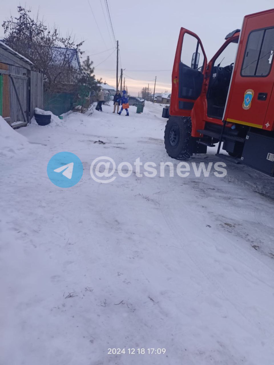 Двое детей пострадали при пожаре в Карасуке  Очевидцы сообщили, что на улице Сорокина в городе Карасуке сосед вынес из дома двух детей 3-х и 4-х лет без признаков жизни. Внутри тлел диван, произошло самозатухание. По предварительным данным, дети были дома одни.  Обстоятельства случившегося выясняются. На месте работает психолог МЧС.     МЧС Новосибирской области       Прислать новость