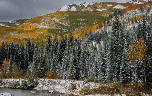 На Урале субботний день 15 ноября отличился рекордным теплом Этот регион оказался в теплом секторе глубокого циклона с центром над Новой землей В Екатеринбурге воздух прогрелся до 7 5 градуса что стало новым суточным рекордом Прежний рекорд принадлежал 2013 году и составлял 6 3 градуса Рекордных значений максимальная температура воздуха достигла и в Кургане 7 7 градуса Еще теплее было в Башкирии в Уфе максимум 2010 года с температурой 6 8 градуса был перекрыт на 1 3 градуса и новый рекорд составил 8 1 градуса Выпавший ранее снег почти растаял В воскресенье Урал пересечет холодный фронт атмосферное давление подрастет небо прояснеет и в ночь на понедельник в регионе подморозит до 4 6 градусов