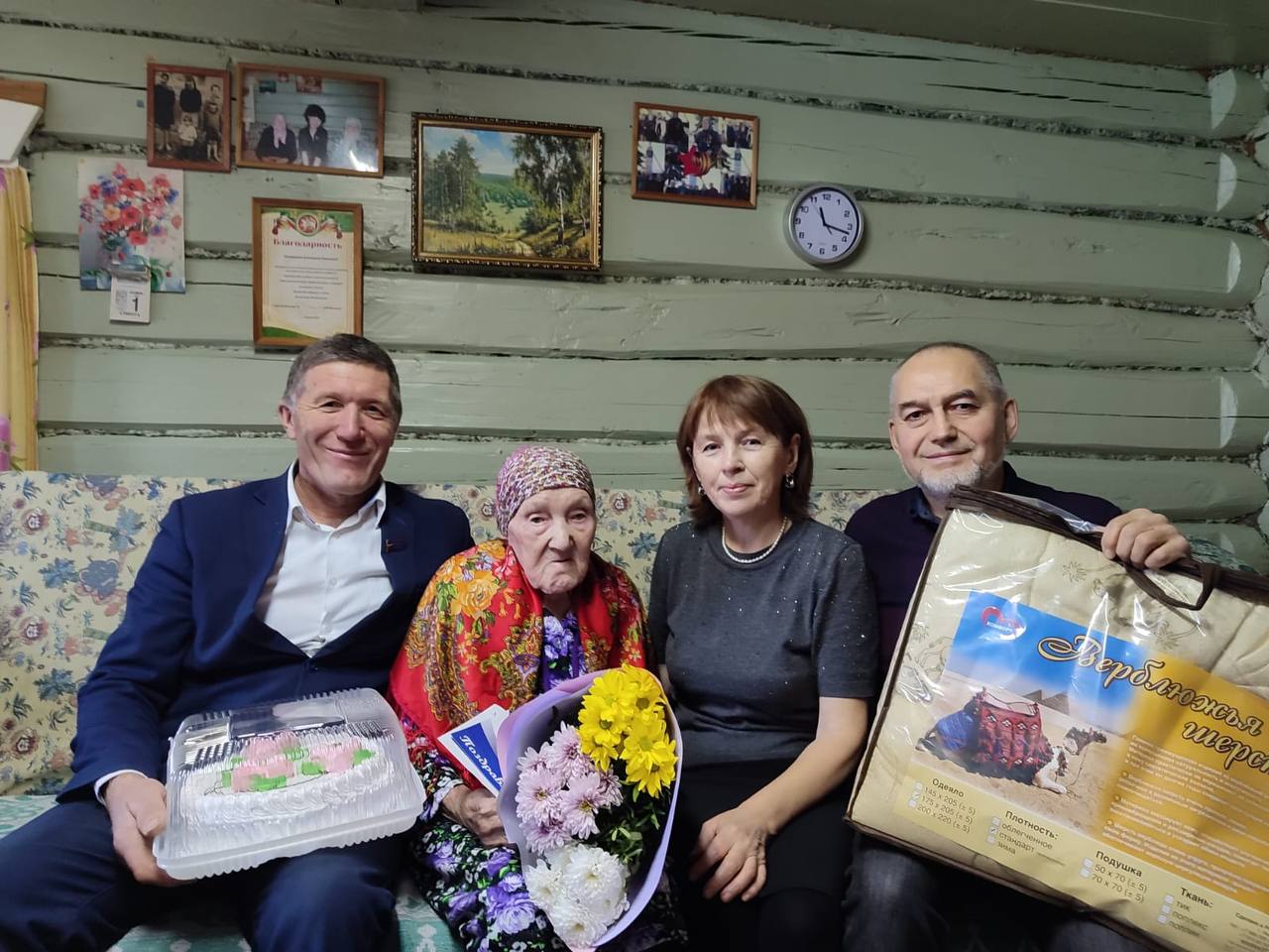 Жительница Зеленодольского района отметила 100 летний юбилей Федорова Екатерина Павловна труженица тыла ветеран труда награждена медалью За доблестный труд в Великой Отечественной войне 1941 1945 гг Родилась и училась в селе Русско Марийские Ковали В годы войны помогала фронту добывала торф заготавливала дрова Сегодня теплом и заботой её окружают четверо детей От имени главы Зеленодольского района юбиляра поздравил глава Бишнинского сельского поселения Ильгиз Фатхуллин Присоединяемся к поздравлениям желаем крепкого здоровья и благополучия