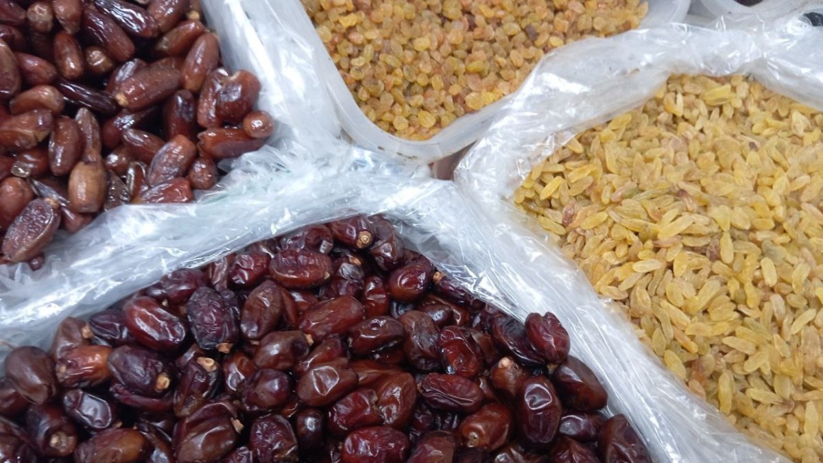 В аэропорту Курумоч изъяли 532,3 кг опасных продуктов С 1 по 30 июня 2025 года в аэропорту Курумоч сотрудники регионального Россельхознадзора предотвратили попытки ввоза 236 партий растительной продукции, которые были перевезены с нарушением карантинных фитосанитарных норм. Во время проверки ручной клади пассажиров, прибывающих из Таджикистана, Узбекистана и Грузии, инспекторы обнаружили свежие и сушеные фрукты, орехи и зелень общим весом 532,3 кг. : ГТРК Самара