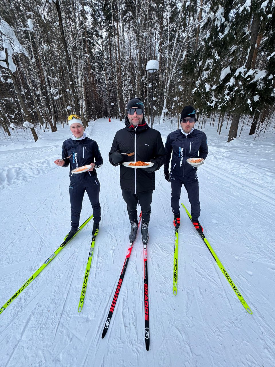 Гастробистро Мультикультура устраивает первую в России гастролыжню В это воскресенье 15 февраля на базе Pro Trener в Мещерском парке пройдет лыжная тренировка на открытом воздухе с последующим après ski с музыкой глинтвейном и меню от Антона Тихого Среди тренеров олимпийские чемпионы в меню фирменный хумус с питой тапас с сардинами уха из атлантических рыб чечевичная похлебка с тефтелями а также специальный outdoor эксклюзив гречотто с грибами говяжьей щекой и пармезаном Принять участие в первой гастролыжне может каждый для этого нужно зарегистрироваться на мероприятие и оплатить аренду лыж если нет своих Сбор участников в 10 00 начало тренировки в 11 00 après ski в 12 00 foodiscovery foodiscovery в МАХ
