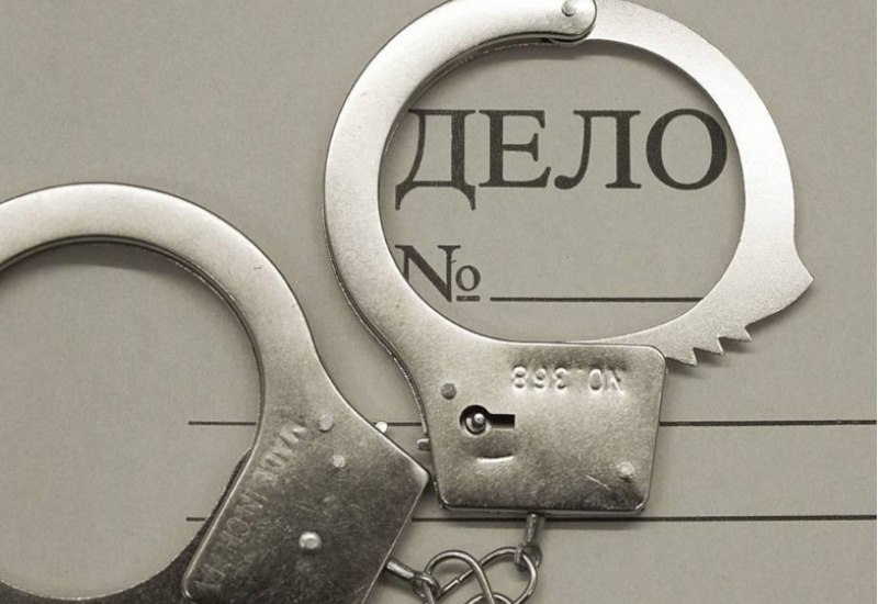 На Камчатке суд рассмотрит дело участника запрещенной группировки "АУЕ" Прокуратура Петропавловска-Камчатского направила в суд уголовное дело против 24-летнего местного жителя. Его обвиняют в организации и участии в деятельности экстремистского сообщества, а также в финансировании запрещенной организации. Как стало известно "ЧП Камчатка", с ноября 2020 по март 2024 года, находясь в колонии, мужчина активно поддерживал идеологию движения "АУЕ" , запрещенного в России. Он распространял криминальные идеи, использовал незаконную символику, а позже возглавил местную ячейку этой организации. Кроме того, он собирал и распределял деньги для финансирования ее деятельности. Правоохранительные органы пресекли его противоправные действия. Теперь дело передано в городской суд для рассмотрения. Движение "АУЕ" признано экстремистским и запрещено на территории России решением Верховного Суда от 17 августа 2020 года.