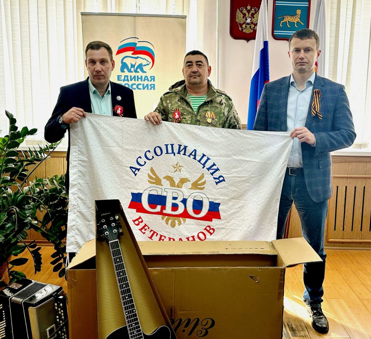 Музыка с передовой: глава Смидовичского района ЕАО поддержал фронтового музыканта Глава района Евгений Башкиров передал гитару и баян Сергею Ракову, работнику культуры из Смидовичского района, служащему в составе Ансамбля песни и пляски Восточного военного округа в зоне СВО. Культурная деятельность на передовой, где сценой становятся блиндажи и окопы, играет важную роль в поддержании боевого духа солдат. Сергей Раков подчеркивает, что этот тесный контакт вдохновляет солдат и усиливает их стремление внести свой вклад в Победу. — музыка во все времена спасала — пусть у наших все будет хорошо livebir VK livebir OK