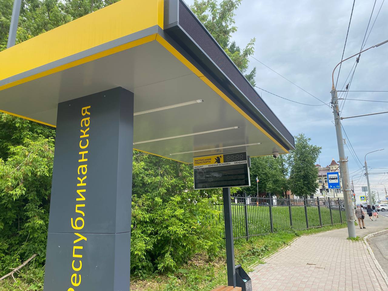 Завершена установка цифровых табло на остановках региона. Все 206 конструкций оборудованы электронными панелями с названиями пунктов маршрута. Часть остановок дополнительно оснастят диодными панелями, где будут размещены расписание, полезная информация, социальная и коммерческая реклама. Это позволит предоставлять жителям оперативные сведения и привлекать в бюджет дополнительные деньги от игроков рекламного рынка. В этом году установим в регионе еще более 70 современных остановочных комплексов. Они появятся в Ярославле, Рыбинске, Ростове Великом и Переславле-Залесском и еще в восьми муниципальных округах.