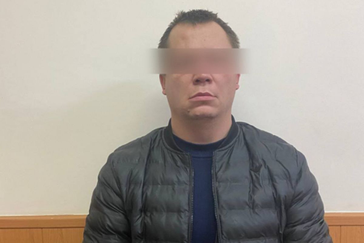 В Твери 36-летний мужчина стал жертвой грабежа. В кафе он познакомился с тремя мужчинами, вместе они выпили, продолжили употреблять алкоголь на улице, а затем он пригласил новых приятелей к себе домой в квартиру на бульваре Гусева  После застолья в квартире двое мужчин ушли. Оставшийся гость стал угрожать и требовать у хозяина деньги, после чего перевёл себе с его карты 3100 рублей. Этой суммы злоумышленнику показалось недостаточно, поэтому он начал избивать хозяина и забрал у потерпевшего ноутбук стоимостью 16 тысяч рублей  Полицейские установили личность подозреваемого. Им оказался 35-летний ранее неоднократно судимый житель Твери. Мужчина сознался в содеянном и пояснил, что похищенные деньги он потратил на личные нужды. Украденный ноутбук изъят и возвращён заявителю.  Возбуждено уголовное дело. Мужчине грозит до семи лет лишения свободы.  Тверь.Происшествия Подписаться    :