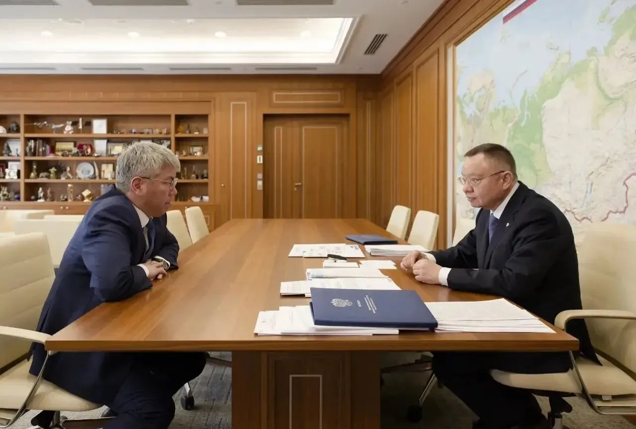 Глава Бурятии Алексей Цыденов провел рабочую встречу с министром строительства России Иреком Файзуллиным Обсудили ключевые для республики вопросы коммунальную инфраструктуру строительство жилья развитие территорий Отдельно прошлись по нашим крупным проектам Это реконструкция правобережных очистных сооружений в Улан Удэ и модернизация очистных в Северобайкальске Работа идет в том числе с использованием инфраструктурных кредитов параллельно обновляем и коммунальные сети