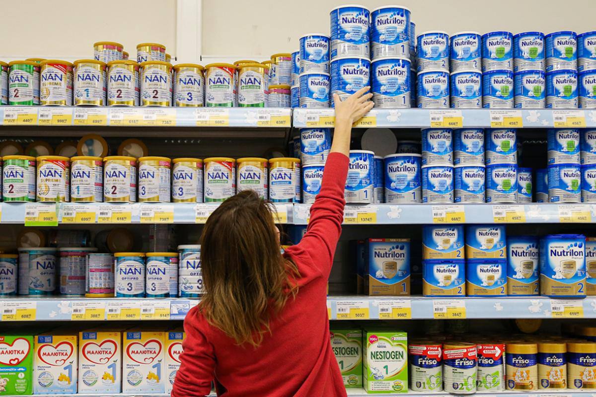 Смеси для детей предложили продавать по рецепту Депутат Госдумы от Единой России Татьяна Буцкая разрабатывает инициативу о продаже детских смесей только по назначению врача называя их инородным продуктом для ребёнка По её мнению смеси менее полезны чем грудное молоко и связаны с ожирением диабетом и аутизмом поэтому банки нужно маркировать предупреждениями как пачки сигарет Сейчас смеси продаются свободно поскольку рецептурными остаются только лекарства Инициатива направлена на продвижение грудного вскармливания увидите РОДИТЕЛИ ПРИМОРЬЯ