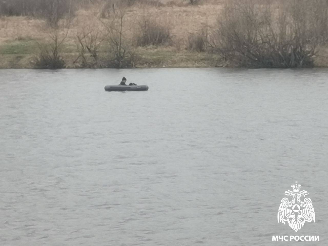 Кузбасские спасатели пришли на помощь рыбаку — ему стало плохо на воде. Двое друзей рыбачили на пруду рядом с Тяжинским. В какой-то момент одному из мужчин стало плохо. Его друг вызвал экстренные службы. Они эвакуировали пострадавшего на берег и передали медикам. Подписаться Прислать новость