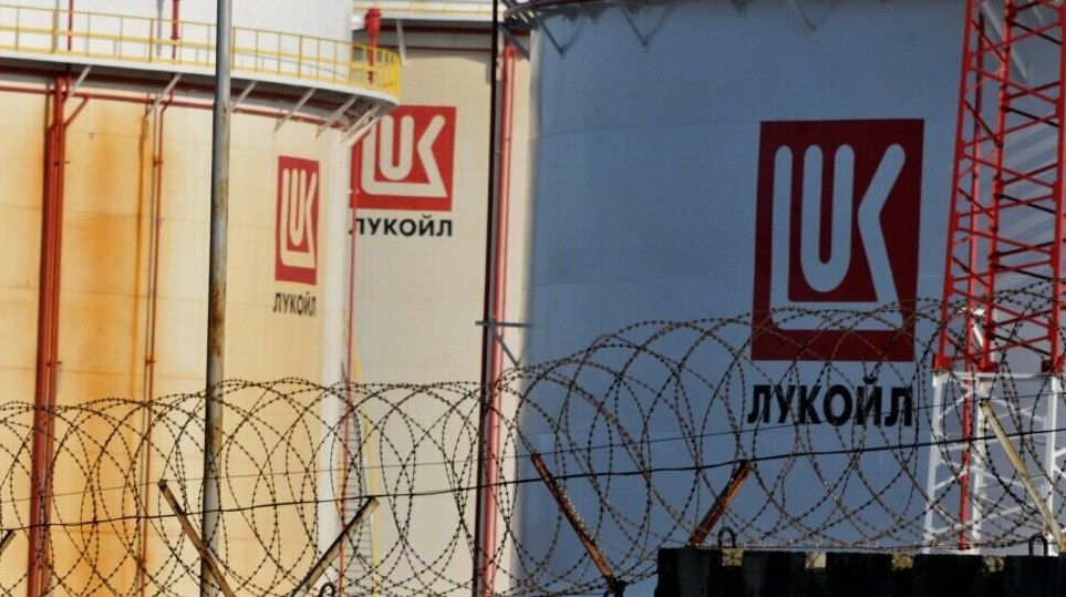 Лукойл не успевает продать зарубежные активы до дедлайна по санкциям Лукойл запросил у американских властей дополнительное время для выполнения обязательств и продажи зарубежных активов передает ArbatMedia   Прислать новость