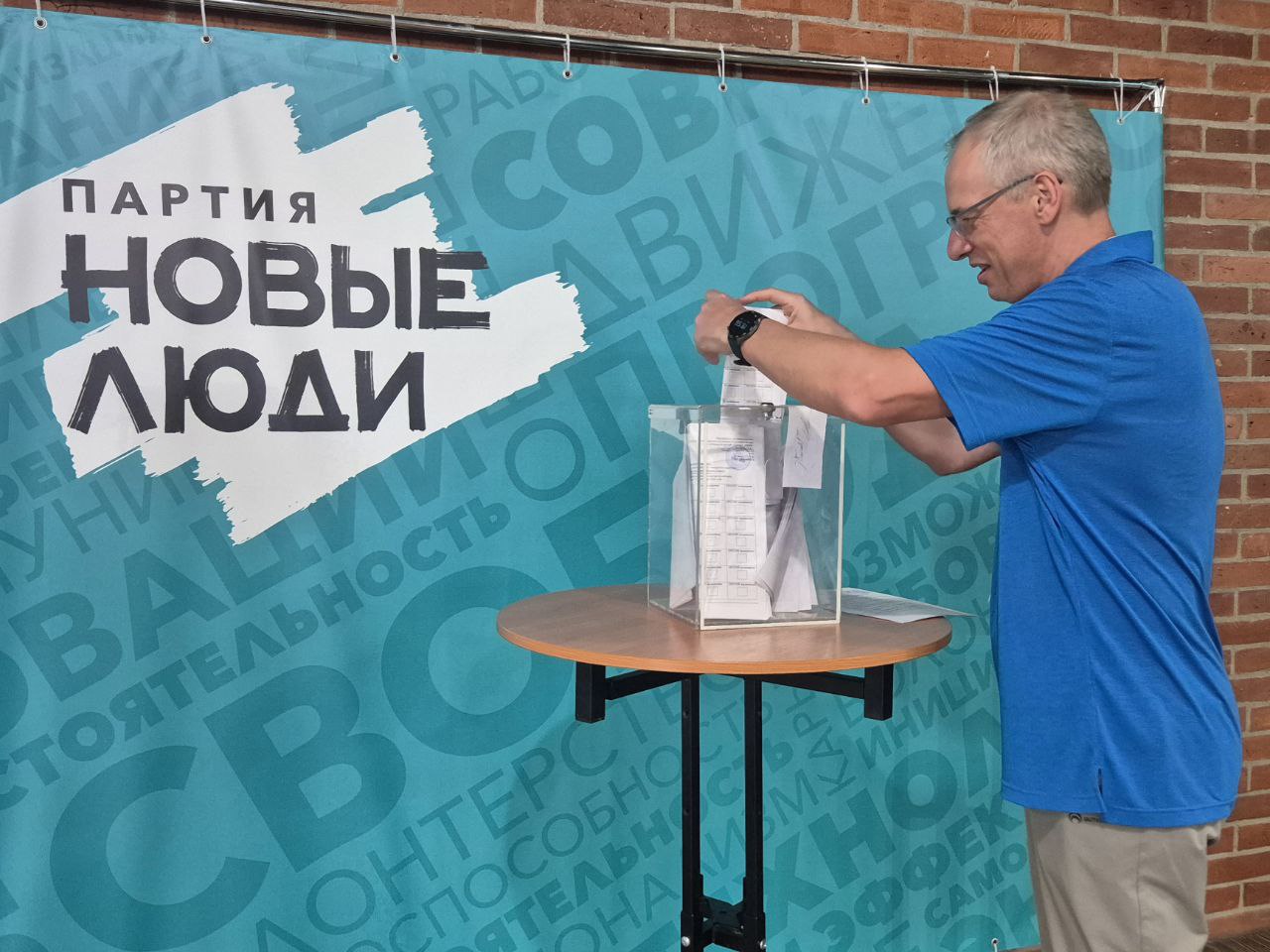 Региональное отделение партии "Новые люди" в Приморском крае выдвинуло кандидатов во всех 11 муниципалитетах, где в этом году запланировано формирование и обновление представительных органов. Общее собрание регионального отделения партии прошло во Владивостоке. В отличие от иной парламентской оппозиции НЛ приглашают на свои мероприятия представителей медиа. А я из тех, кому это всё ещё интересно : Пул кандидатов очень разношёрстный. В утверждённых списках нашлось место всем: и новичкам общественно-политической жизни, и людям с опытом участия в избирательных кампаниях от других парламентских партий, и даже одному депутату "Единой России". Выборы этого года "Новые люди" планируют использовать для формирования своих представительств в муниципалитетах и создания фундамента региональной сети. Сейчас это их слабое место.