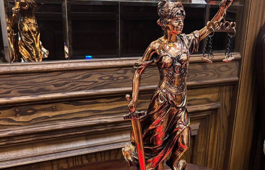 Жительница Ленобласти приехала в Ростов на Дону для слежки за российскими военными В Южном окружном военном суде оглашен приговор по уголовному делу Анастасии Доновой которая подозревается в совершении ряда тяжких преступлений в том числе в государственной измене подготовке к теракту и незаконном обороте взрывчатых веществ Об этом сообщает пресс служба суда Установлено что 19 ноября 2024 года Донова и ее знакомая находившиеся в городе Выборге Ленинградской области и ранее вступившие в контакт с представителем украинской разведки получили задание о прибытии в Ростов на Дону для выполнения действий в интересах украинской разведки против безопасности РФ сказано в сообщении Южная служба новостей