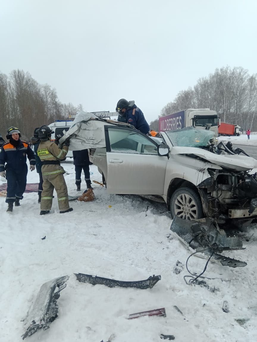 Большая авария   На Северном объезде Новосибирска массовое ДТП из пяти машин: фура и четыре легковушки.  Один человек погиб, несколько пострадавших.  Фото: Управление МЧС России по Новосибирской области  Вести Новосибирск