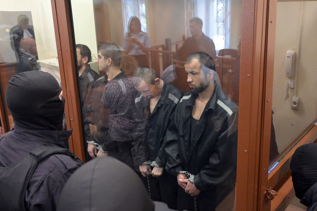 Для всех фигурантов по делу Крокуса потребуют пожизненное По делу о теракте в концертном зале Крокус Сити Холл для всех 19 фигурантов будут требовать пожизненное лишение свободы сообщила адвокат потерпевших Людмила Айвар Прения сторон в 2 м Западном окружном военном суде пройдут в закрытом режиме Защита потерпевших в прениях сторон будет настаивать на максимально суровом и справедливом наказании для непосредственных исполнителей а также иных причастных к теракту лиц в пределах санкций предусмотренных уголовным законом вплоть до пожизненного лишения свободы сказала Айвар ТАСС По ее словам речь идет не о мести или лозунгах а о правосудии и защите общества Теракт произошел в марте 2024 года его жертвами стали 149 человек Потерпевшая сторона также заявила гражданские иски к подсудимым на десятки миллионов рублей однако как отметила адвокат даже в случае удовлетворения требований взыскание средств будет затруднительным Читайте Газету Ru в MAX Участвуйте в розыгрыше