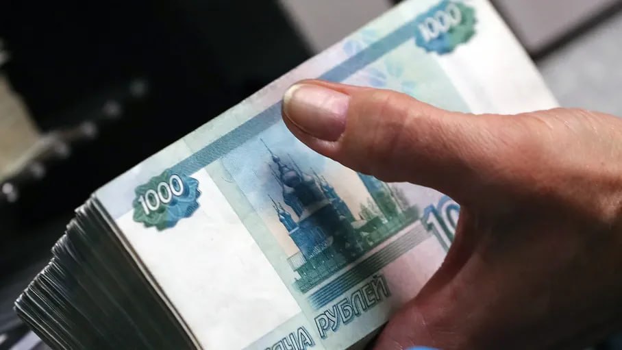 В 2025 году публичные компании могут выплатить 3 7 трлн рублей дивидендов а в 2026 м около 3 5 трлн если металлурги и Газпром не вернутся к выплатам пишет Forbes Ряд аналитиков ожидает что дивиденды по итогам 2025 го будут примерно на 30 ниже чем годом ранее Под давлением нефтяники и металлурги из за крепкого рубля и цен на сырье Более устойчиво выглядят ретейл финсектор и фарма Среди потенциальных лидеров по доходности в 2026 году аналитики называют МТС Дoм pф Fix Price Транснефть Сбер Мосбиржу и Интер РАО jkinvest news jkinvest