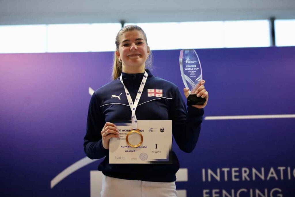 Грузинская фехтовальщица Александра Куваева победительница Кубка мира Она завоевала золотую медаль в соревнованиях юниоров по фехтованию на саблях в Тбилиси В финале Куваева победила соперницу из Румынии со счетом 15 11 Sputnik Грузия Telegram Сайт VK OK Дзен MAX