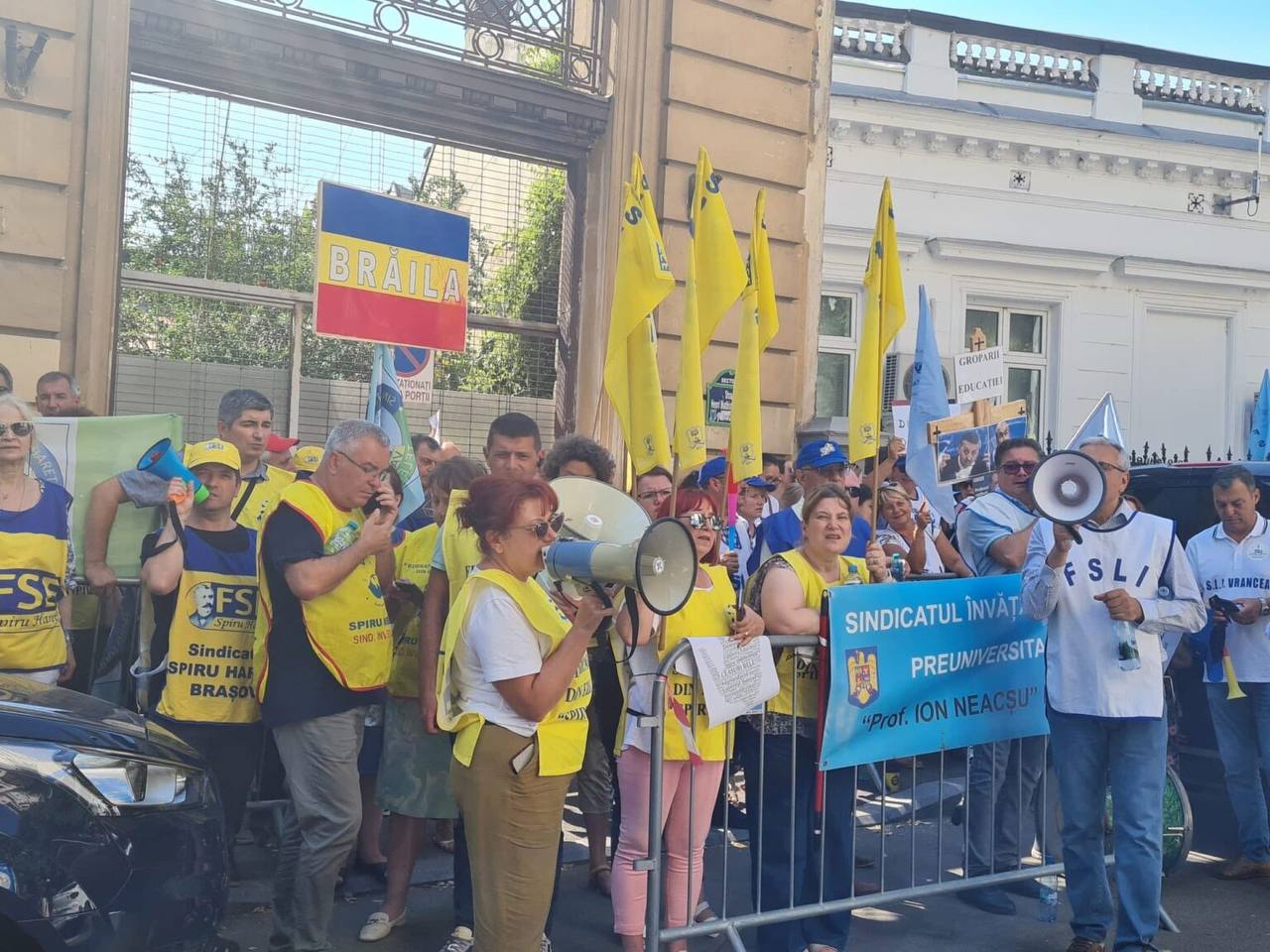 Протесты в Румынии: учителя могут бойкотировать начало учебного года Преподаватели из Румынии объявили о намерении бойкотировать начало 2025-2026 учебного года. Это заявление сделали лидеры профсоюзов в области образования после встречи в правительстве с премьер-министром Илие Боложаном и министром образования Даниэлем Давидом. Профсоюзные лидеры выразили недовольство действиями кабмина, сообщает IPN. В ходе обсуждений были проанализированы способы внедрения и последствия применения недавних мер, которые оказывают влияние на образовательный сектор. Речь идёт о увеличении учебной нагрузки на два часа в неделю, увеличении числа учеников в классе, изменении тарифа за почасовую работу, финансировании системы образования. После переговоров профсоюзные лидеры заявили, что премьер-министр их выслушал, но, похоже, не учёл то, что они хотели сказать. Таким образом, они объявили, что протесты продолжатся и во вторник, и в среду. С своей стороны, Илие Боложан заявил, что учителям предстоит выполнять больше работы, но за те же деньги. «Однако мы открыты для упрощения системы образования, чтобы время и энергия педагогического состава могли сосредоточиться на образовательном процессе», — отметил премьер-министр Румынии.