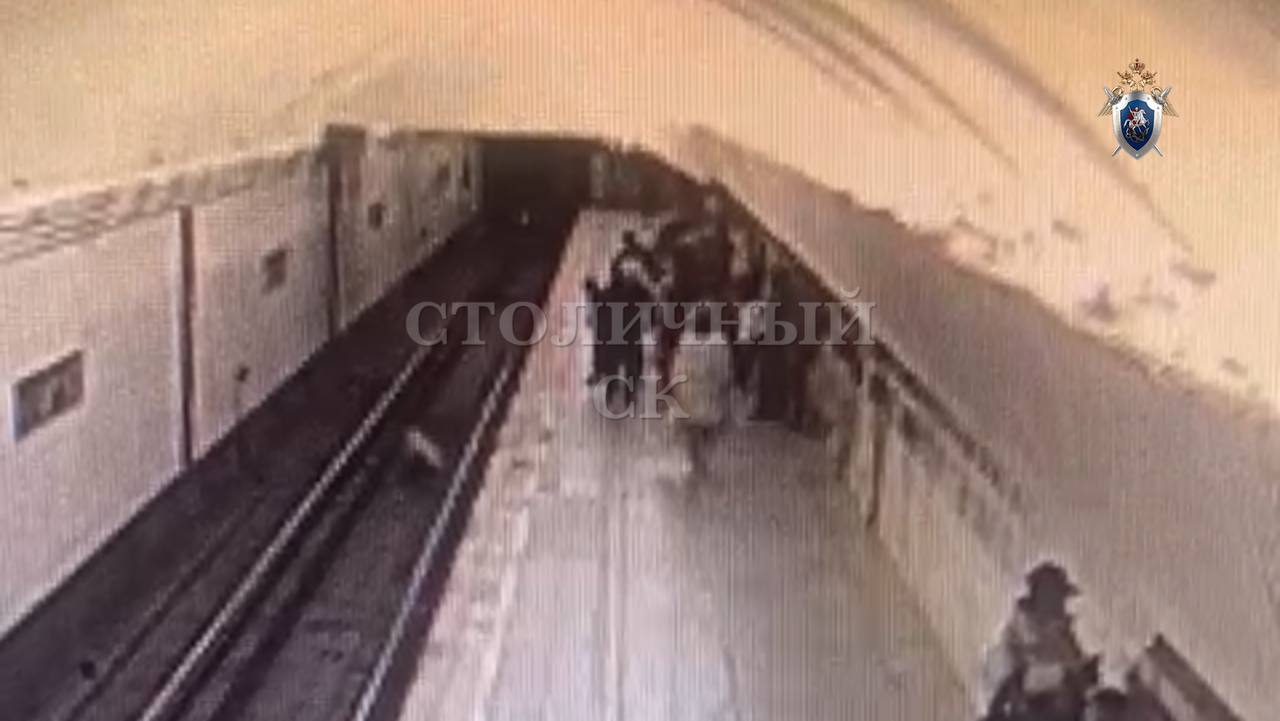 На станции метро Таганская между пассажиркой и 13 летней девочкой произошел конфликт и женщина столкнула юную оппонентку на рельсы Сейчас пострадавшая находится с родственниками ее жизнь и здоровье вне опасности Возбуждено уголовное дело по статье Покушение на убийство